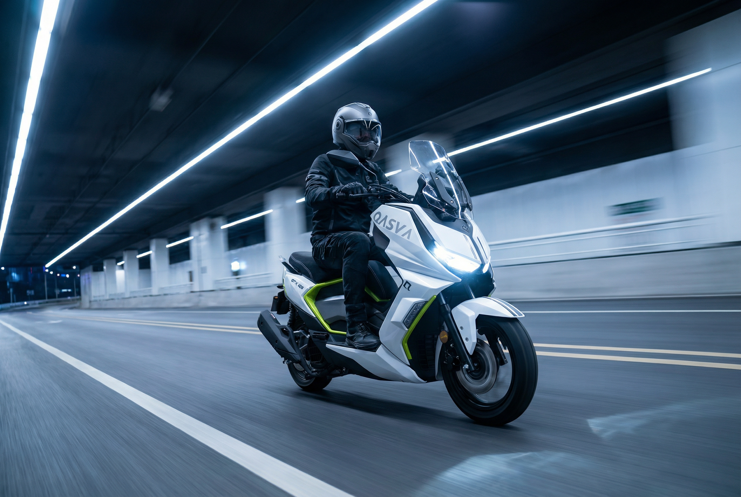 Weißer 125ccm Roller mit Fahrer bei der Fahrt durch einen Tunnel