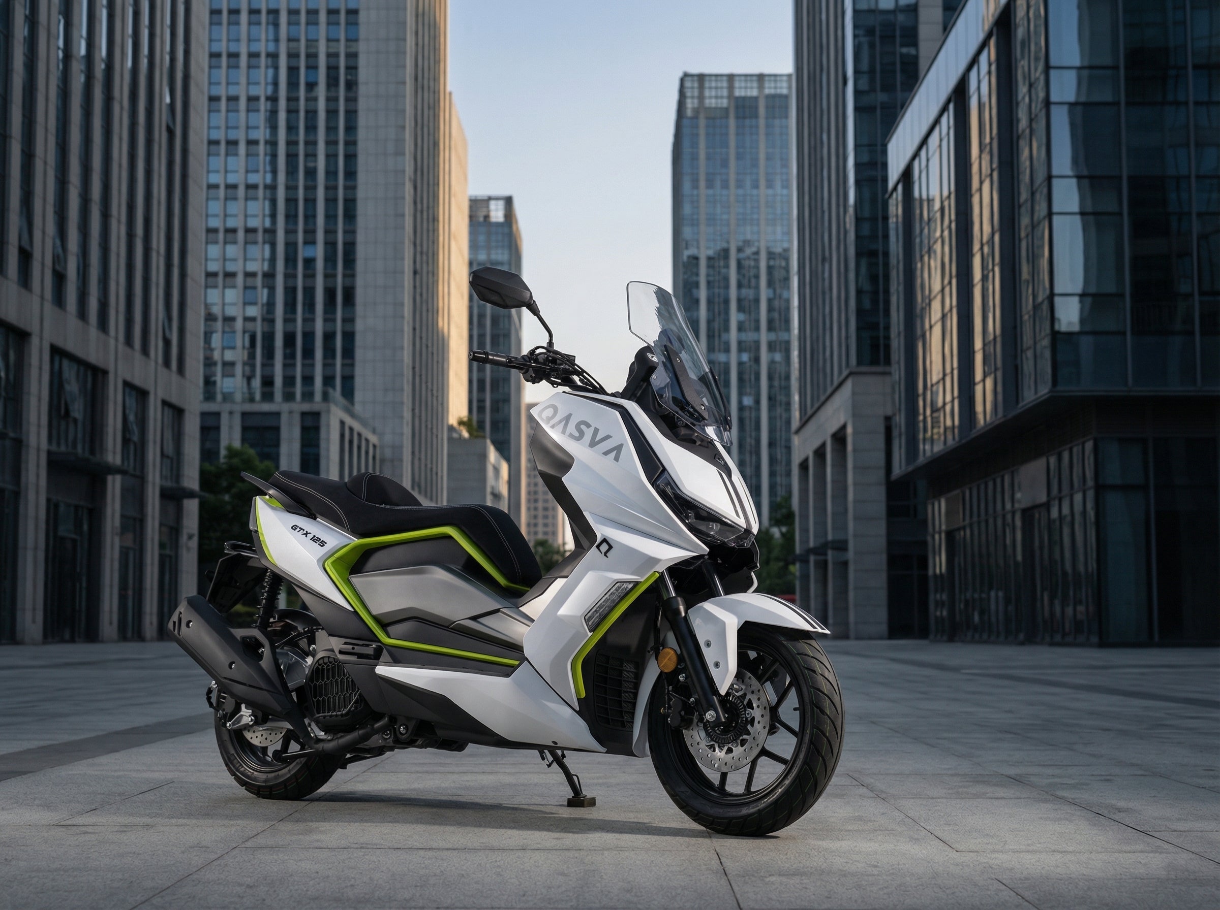Weißer Motorroller vor modernen Bürogebäuden in der Stadt