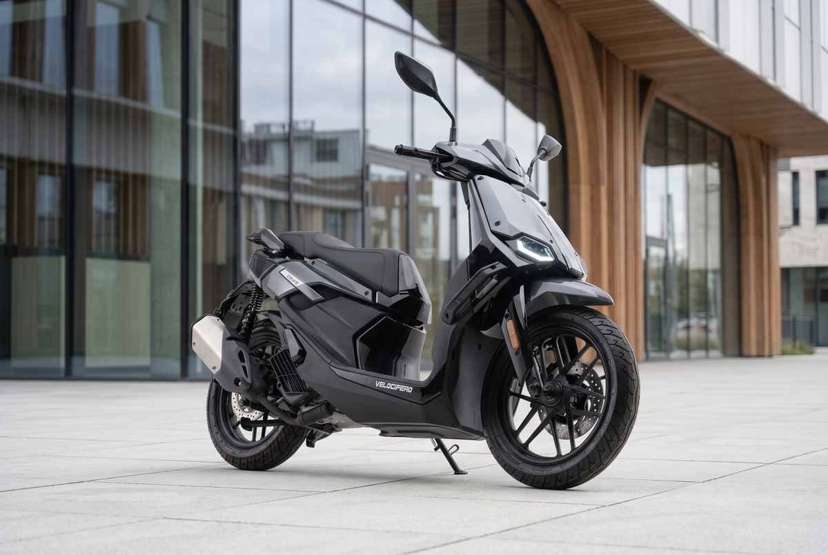 - Moderner Motorroller mit gut sichtbarer Fahrzeugform und Ausstattung