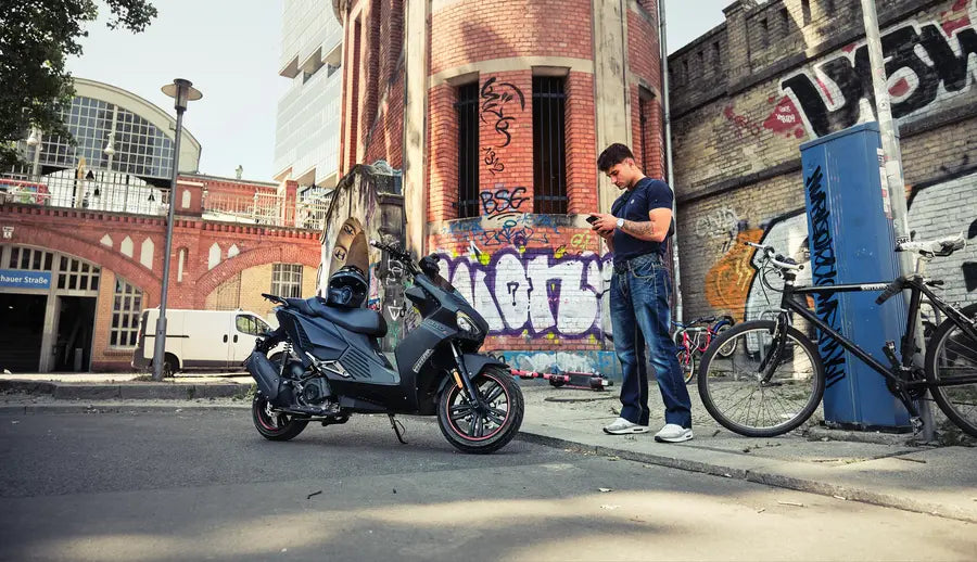 BADs Mattschwarz 50ccm Motorroller in urbaner Umgebung