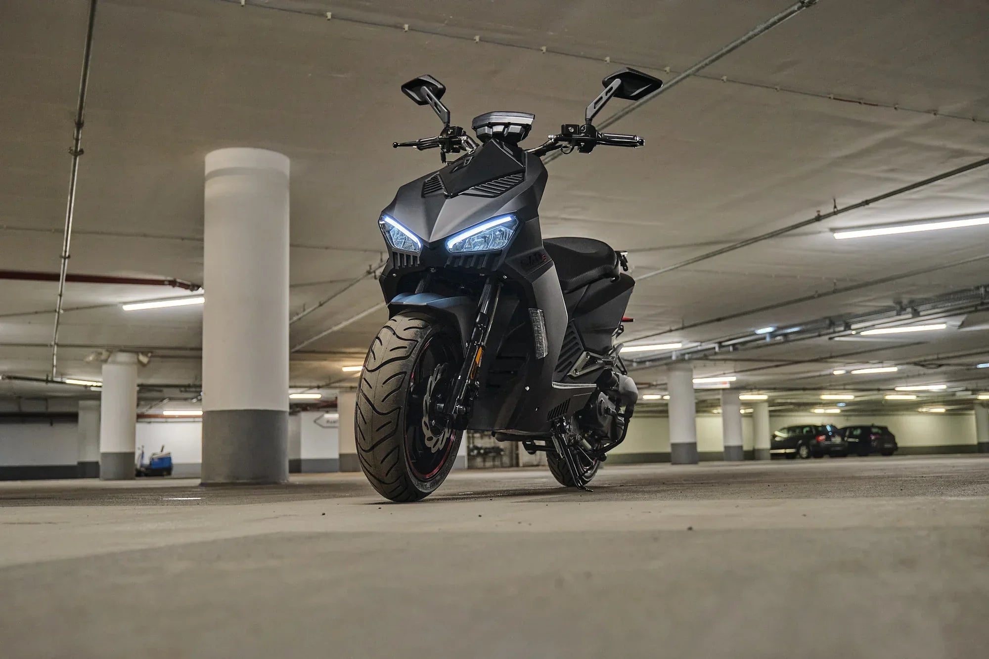 BAD S 50ccm Sportroller mit eingeschalteter LED-Beleuchtung in einer Tiefgarage