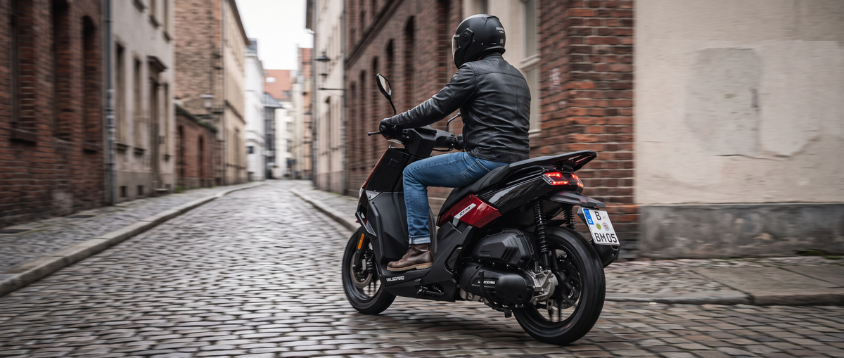 Motorroller fahren im Herbst: Sicher unterwegs bei Nässe, Kälte und kurzen Tagen